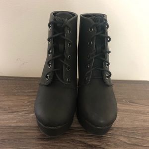Heeled boots